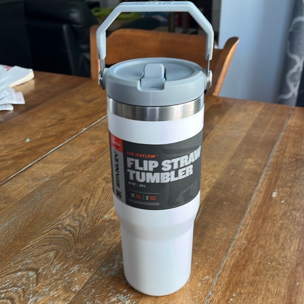 NWT Stanley Ice Flow Flip Straw Tumbler 30oz Polar